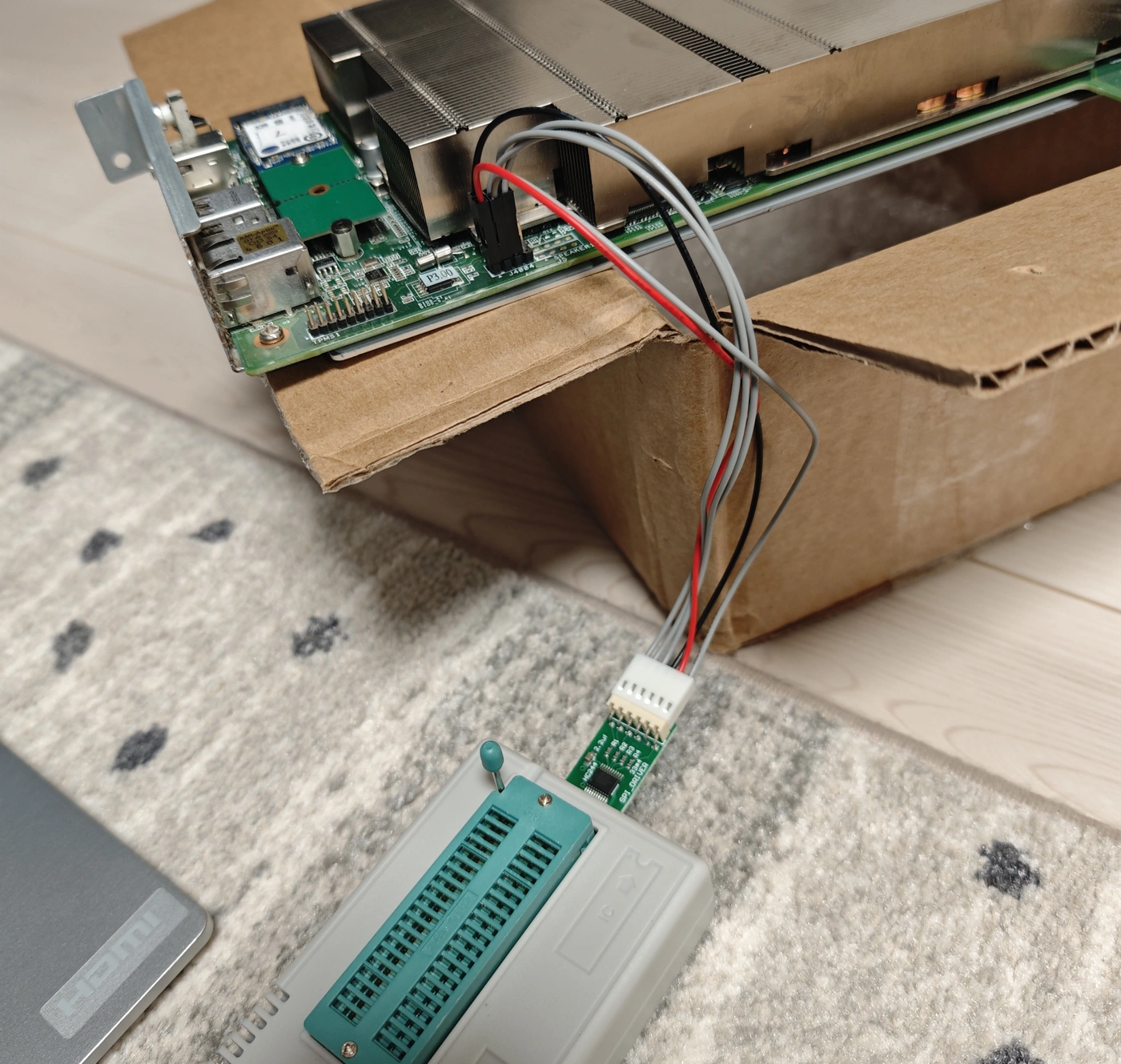 SPIフラッシュにつながるピンヘッダが出ているため、ユニバーサルプログラマなどで手軽に書き換えられる